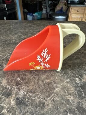 Vintage 1972 Avon 6 oz Flour Scoop Burnt Orange with flower pattern